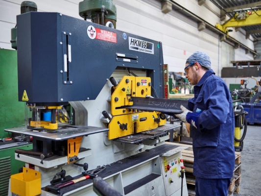 Deprest investeert in nieuwe pons-knip machine
