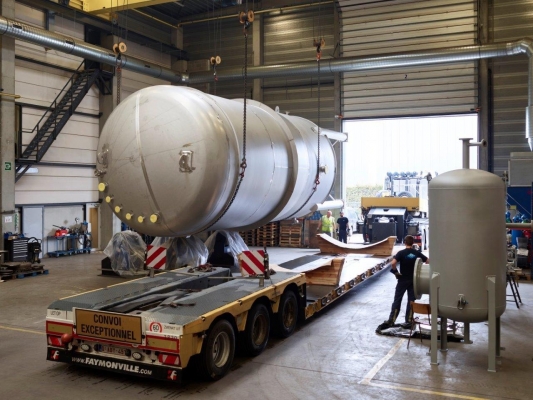 Handling van grote tanks in ons atelier