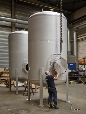 Final assembly of a stainless steel pressure vessel 